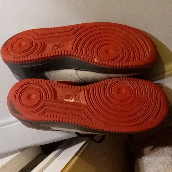 Retro Nike Air Force One shoes - Picture 3 of 3